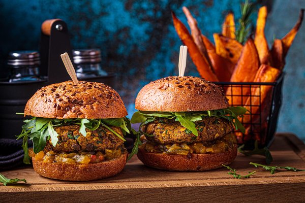 Quelle est la meilleure méthode pour présenter des plats végans dans un buffet de mariage?